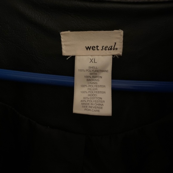 Wet seal black faux leather jacket hooded gold - Picture 4 of 5